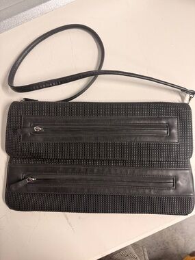 Sleek Black Woven Shoulder Bag with Zip Accents